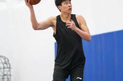 登录中心官网瓦伦西亚训练开放日，赛后队长鼓劲引欢呼，CBA季后赛在即，资深球员宣示担当的简单介绍